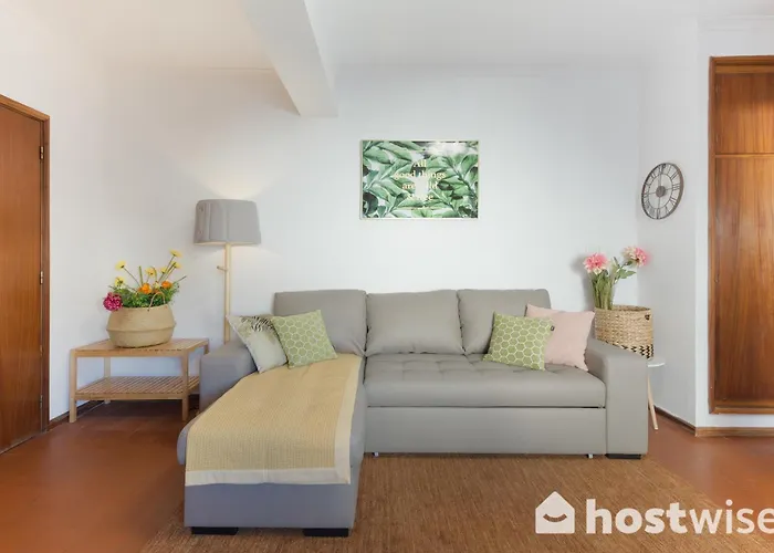 Host Wise - Comfy Bright Flats With Netflix