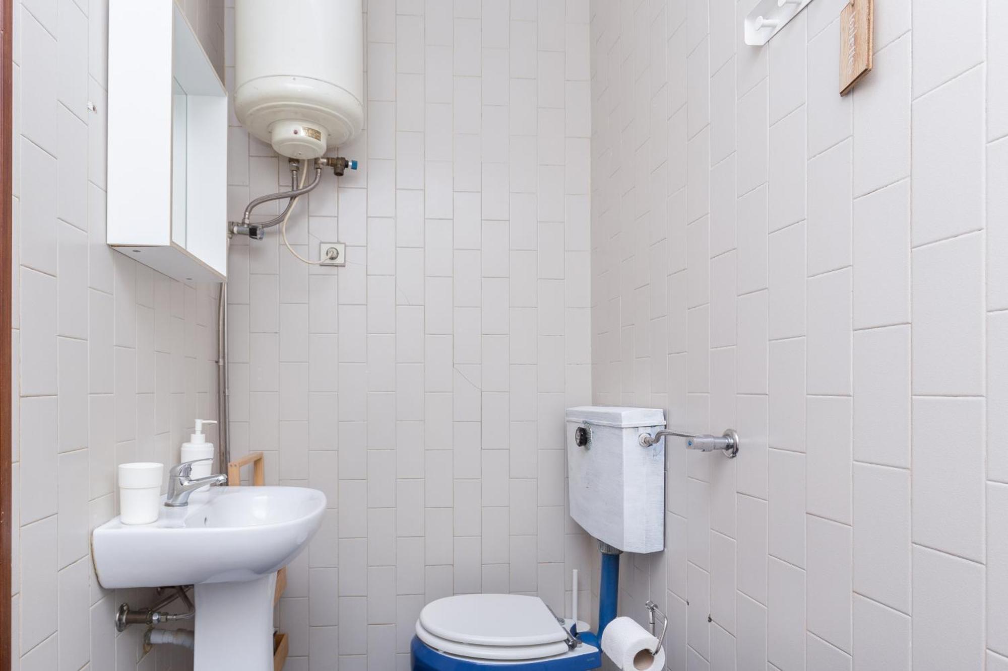 Host Wise - Comfy Bright Flats With Netflix * Oporto